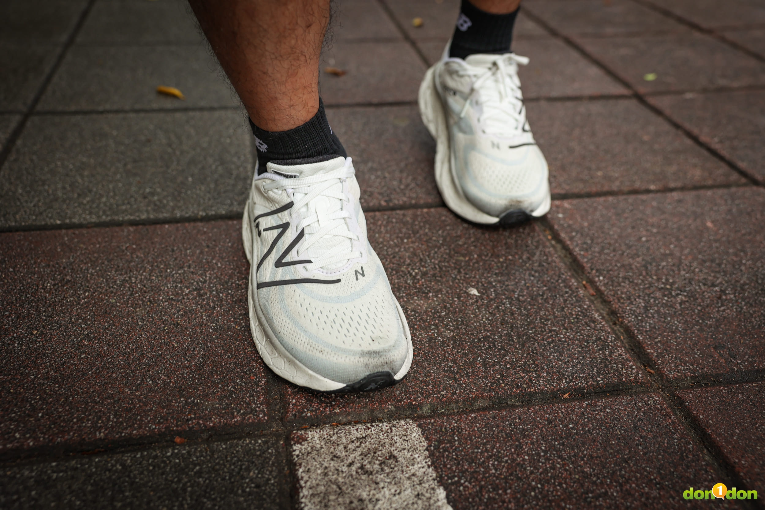 New Balance Fresh Foam X More v4 大底加寬，側面網布也有良好支撐，讓跑者不用擔心翻腳刀。