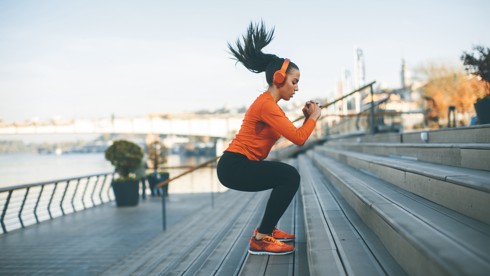 Fitness woman jumping outdoor in urban enviroment 照片來源:runnersblueprint.