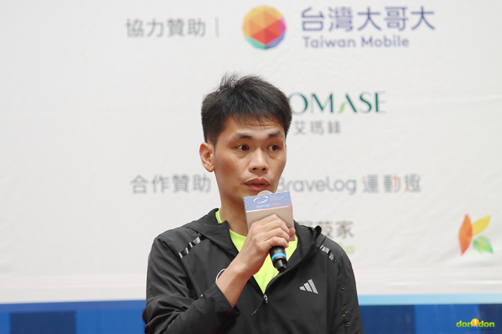 AR(adidas runners)總教練暨前長跑國手鄭子健協助學員達成完賽的目標。