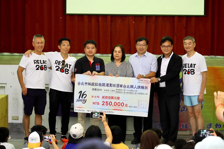 左起:林家慶、Kenny、力行國小吳松輝校長、南豐國小陳麗惠校長、紅葉國小施俊良校長、清境國小陳彥文校長、許瑞弘