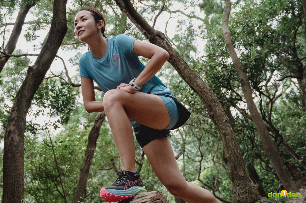 ASICS TRABUCO MAX 2 的配色設計，華麗中底搭配純粹黑色網布質感