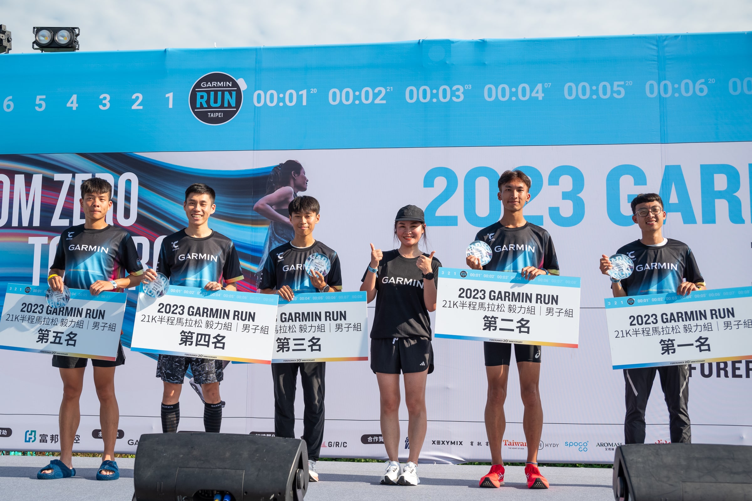 右起:周賢峰、楊皓評、頒獎代表、鄧新詮、陳秉豐、施育佐