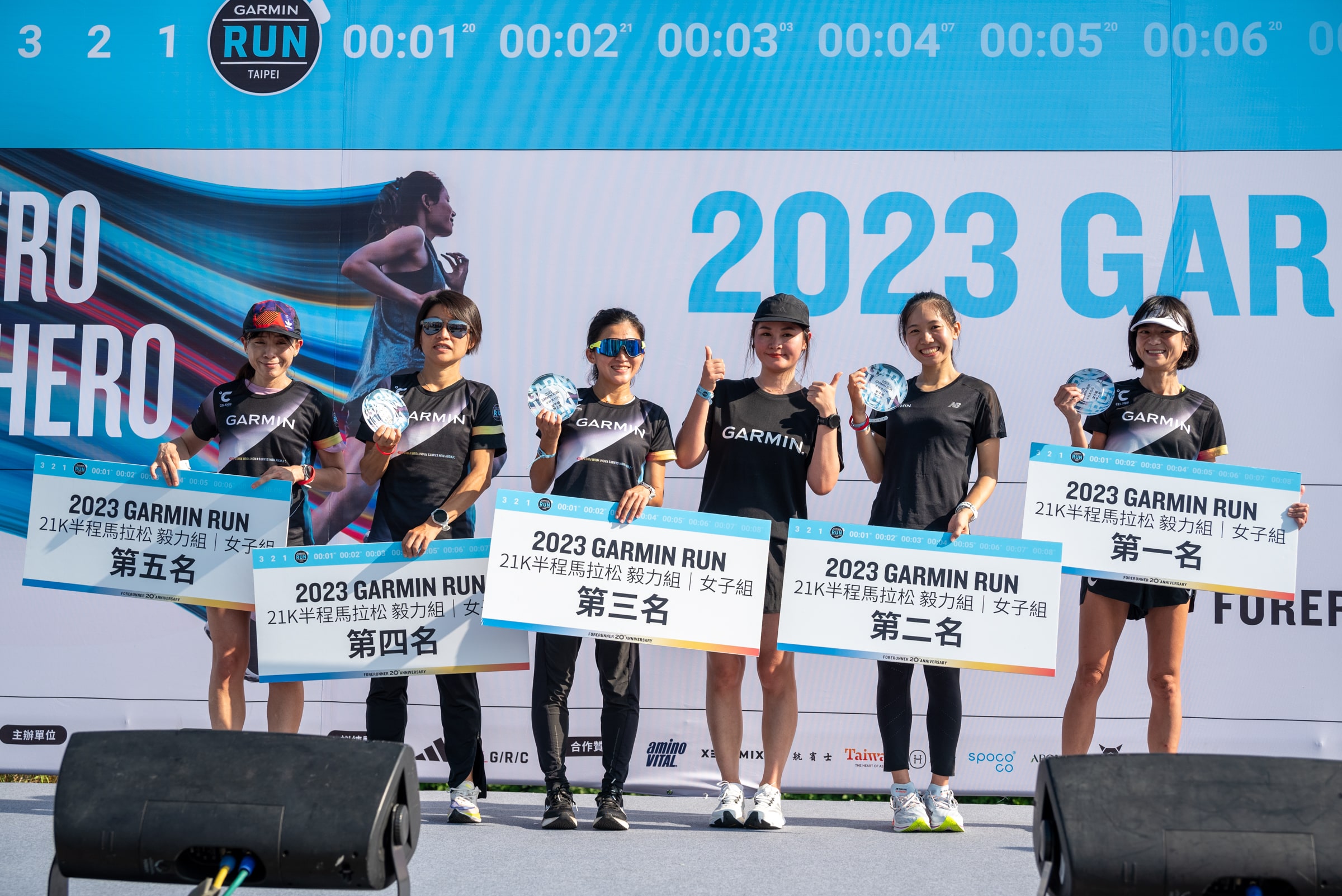 右起:董家琪、張芷瑄、頒獎人、陳雅芬、楊喬筑、古曉文