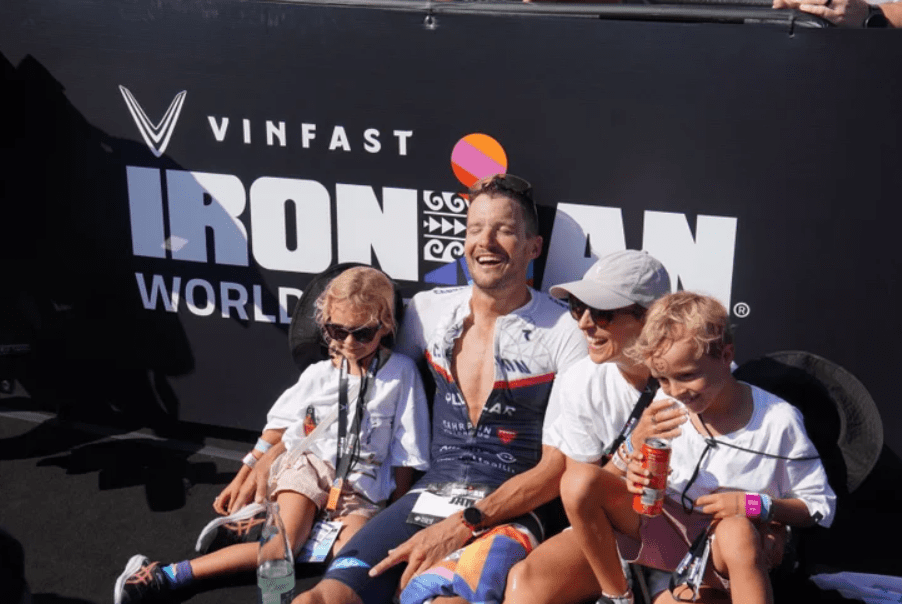 Jan Frodeno 在賽後與家人在終點線。圖片來源:triathlete