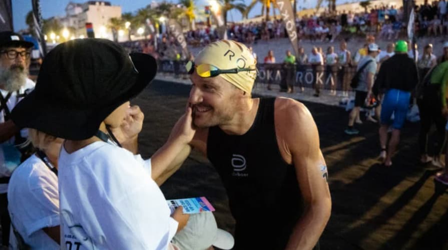 賽前宣告此場比賽結束將退休的德國名將 Jan Frodeno,在選手掌聲中進入會場,他在比賽之前與家人擊掌鼓勵。圖片來源:triathlete