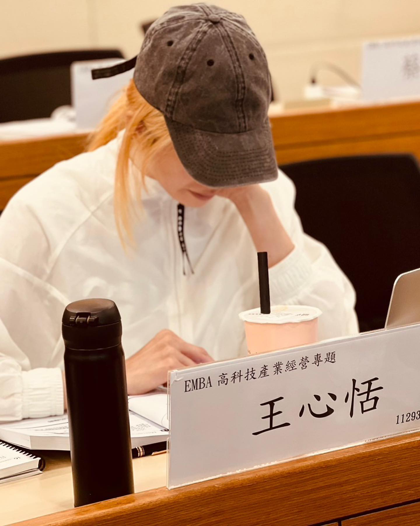 被鄉民在政大校園發現的名模王心恬 圖片來源:網路