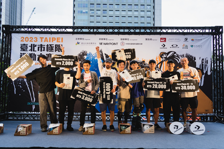 直排輪選手組頒獎:(左至右)郭曜丞、吳怡慶、Chaiatap Angsuthanin、Eugenio Nakashima Diniz、郭適維、廖宜亮、陳泓佐、吳紘毅