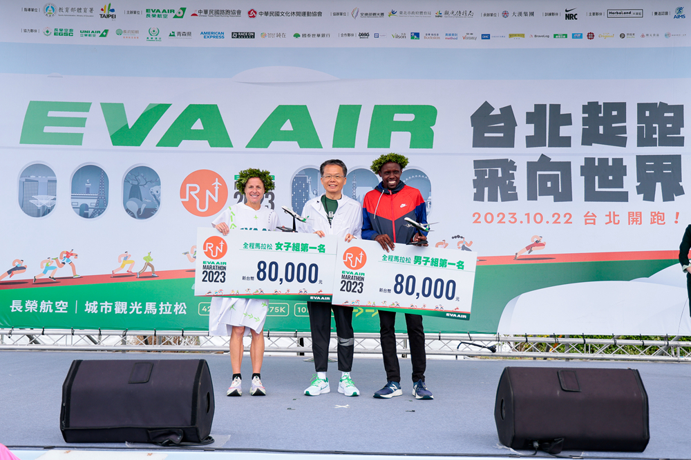 長榮航空孫嘉明總經理中親自將獎金及飛機模型頒予全程馬拉松男、女組冠軍 照片來源:長榮航空城市觀光馬拉松