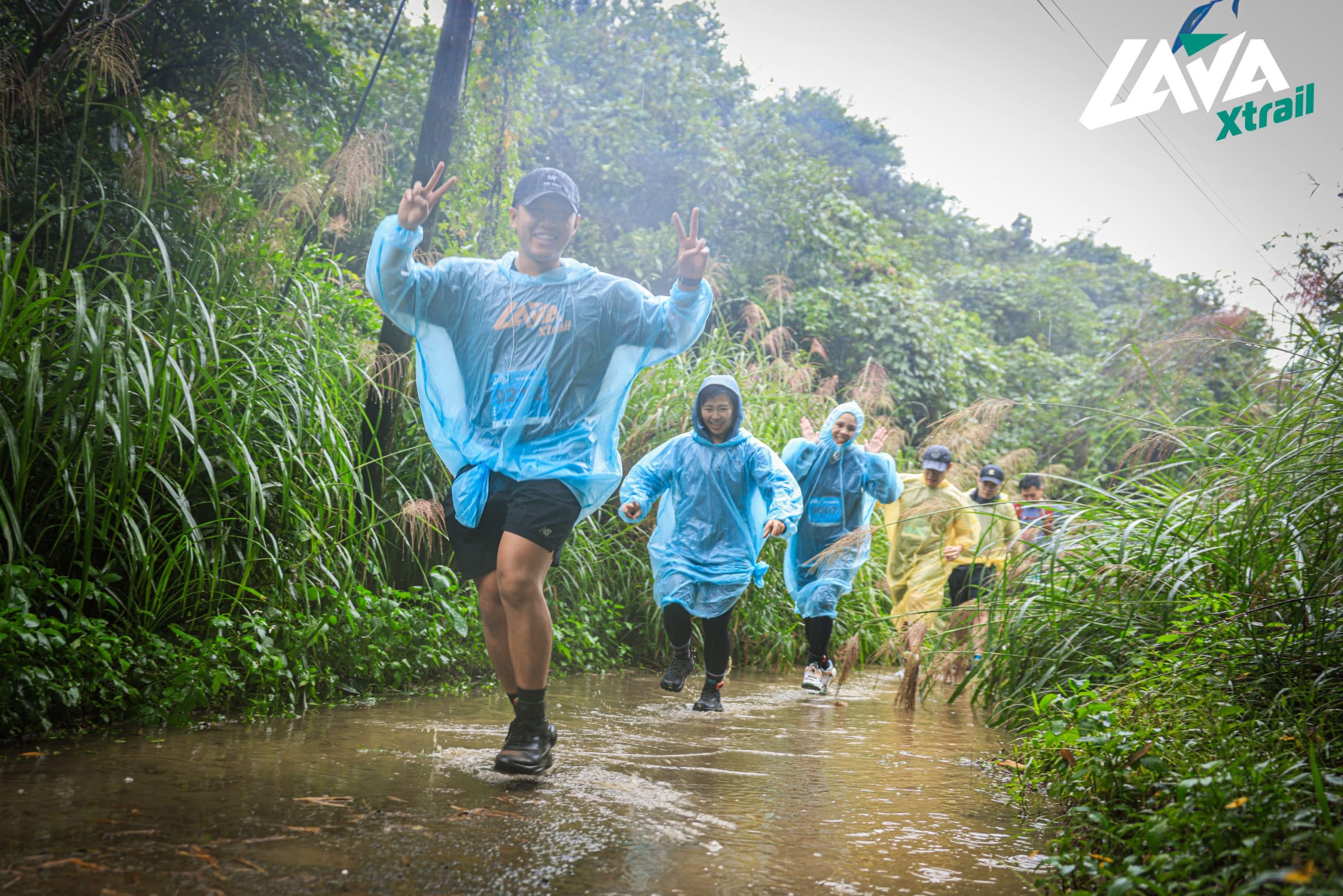 儘管下雨也能在山徑上自得其樂。圖片來源:LAVA Sports 台灣鐵三項公司