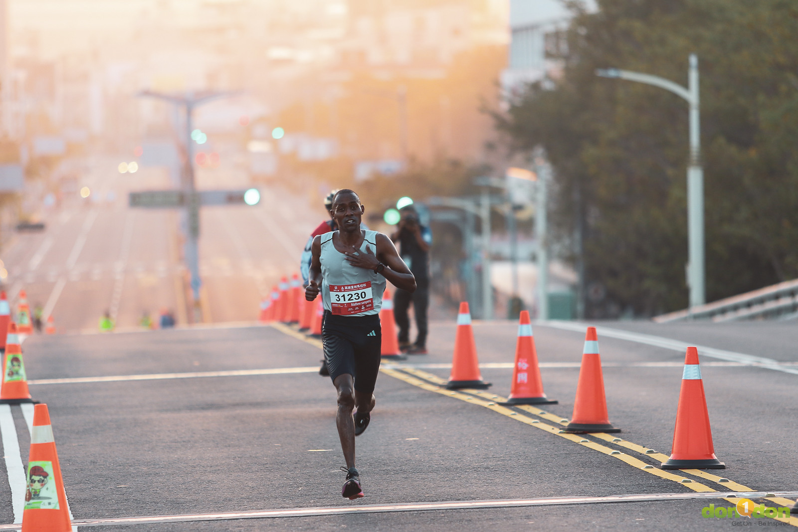 肯亞選手 Mathew Samperu(031230)以成績 1 小時 4 分 23 秒拿下半馬總冠軍!