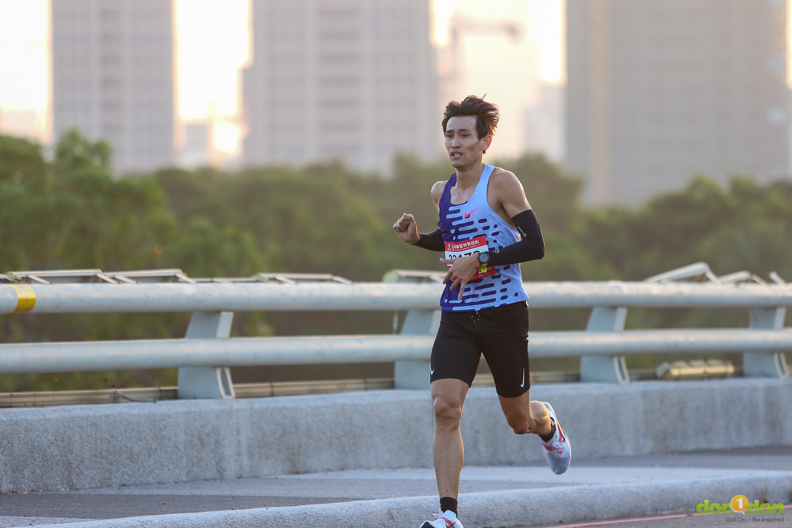 「無聲跑者」朱俊哲(033172)獨跑,破曉時分最後一次靜靜的跑過九如大橋,以成績 1 小時 11 分 11 秒拿下半馬總排第二名。