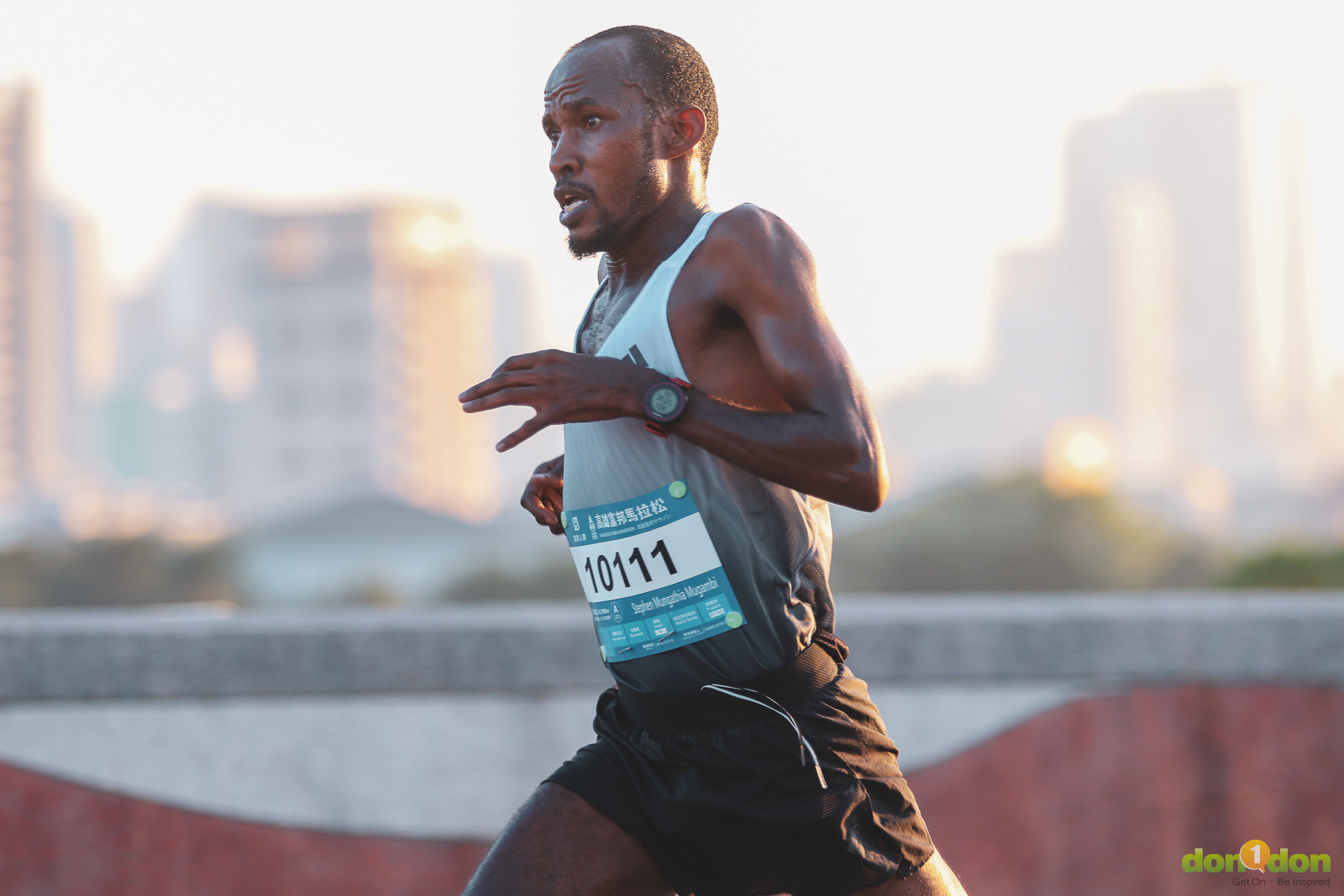 全馬男子組冠軍 Stephen Mungathia Mugambi,成績 2 小時 14 分 58 秒