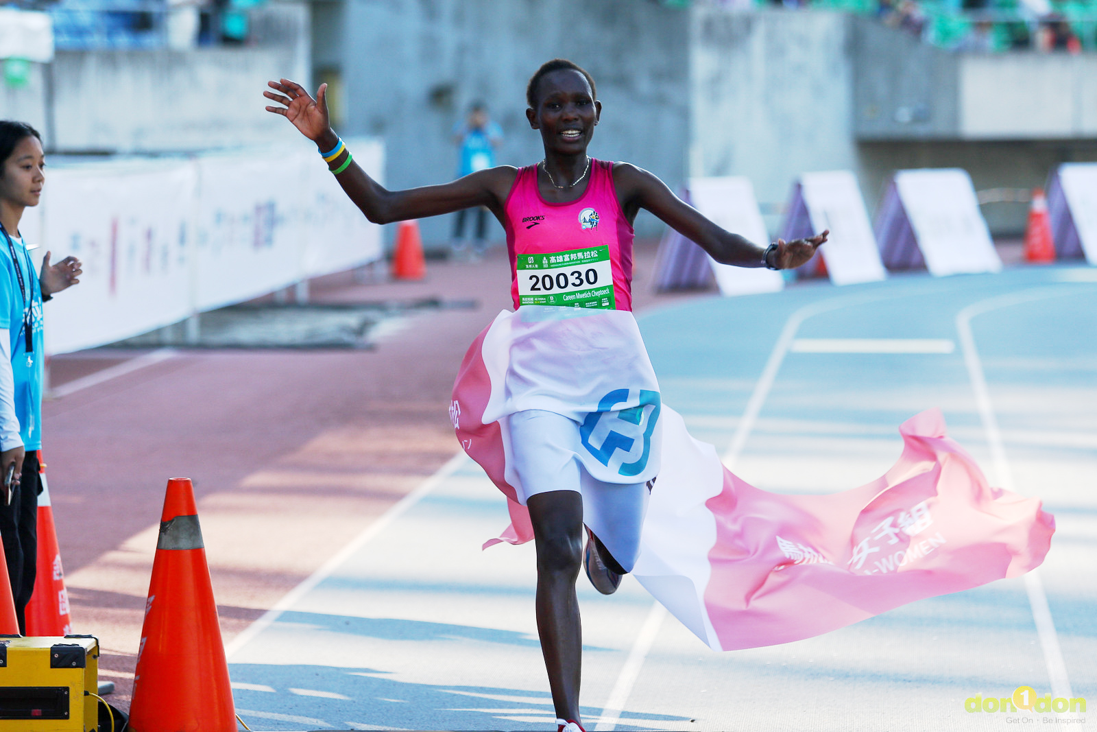 全馬女子組冠軍 Careen Mwetich Cheptoeck,成績 2 小時 40 分 28 秒