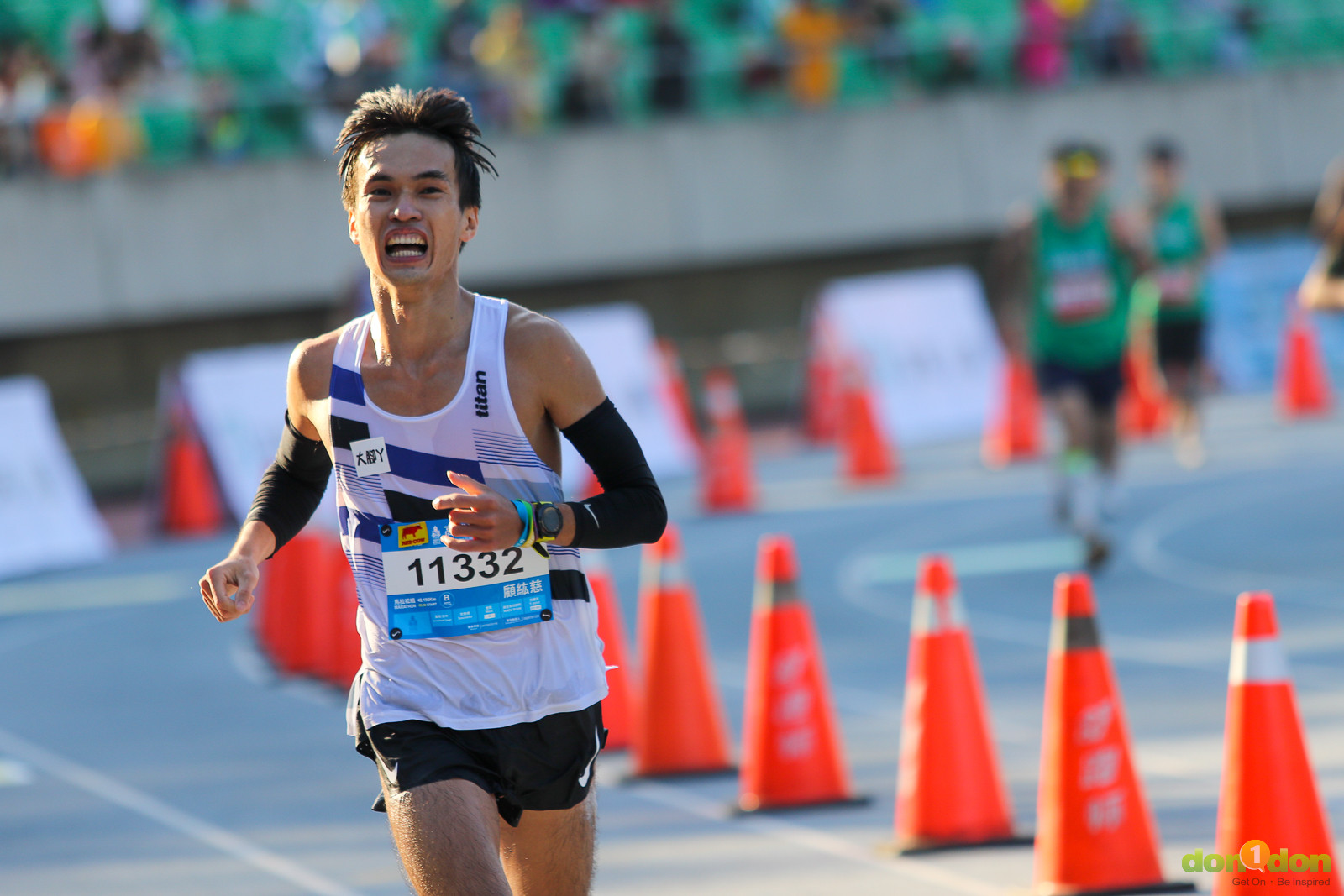 「高雄閃耀跑團」顧紘慈,成績 2 小時 42 分 29 秒,全馬男子組第三名