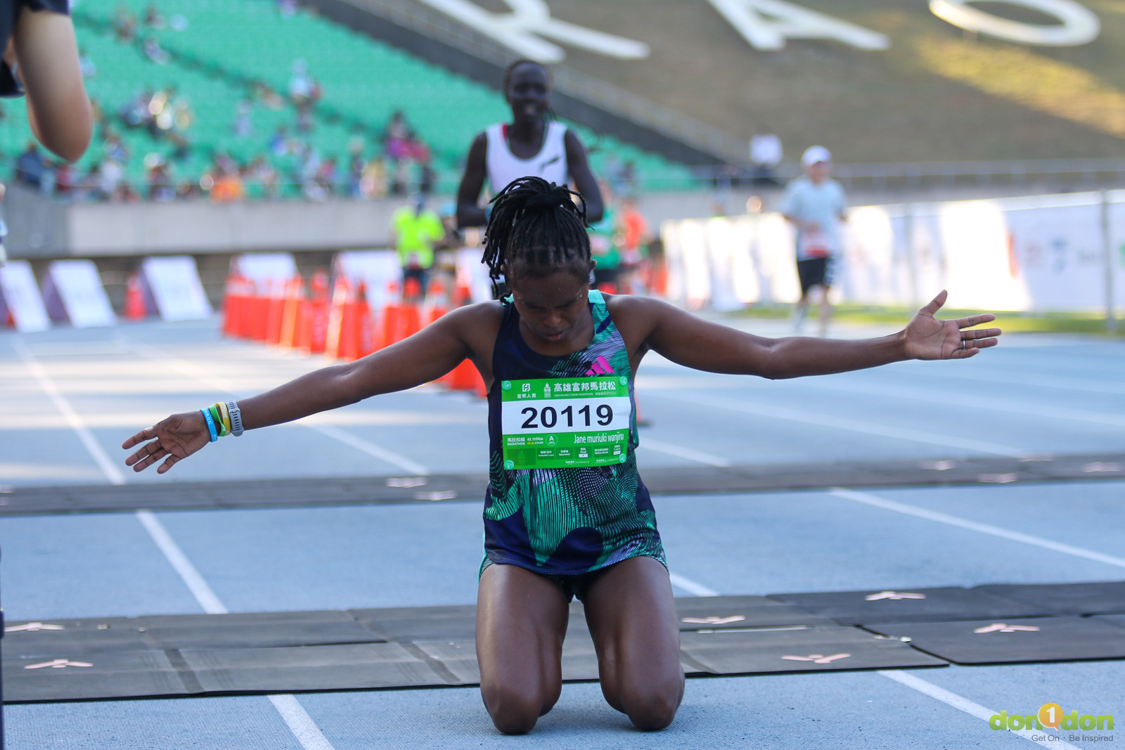 Jane muriuki wanjiru 以 2 小時 45 分 11 秒的成績逆轉拿下全馬女子組亞軍,通過終點時跪坐在終點線為自己慶賀