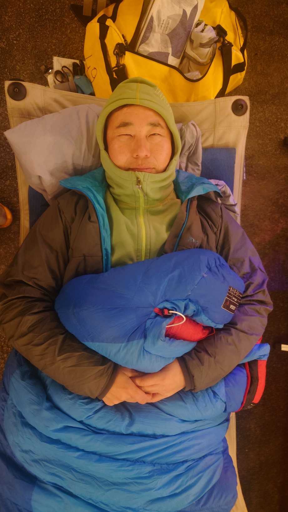 (吃飽就自己鋪好床,就可以睡覺了)