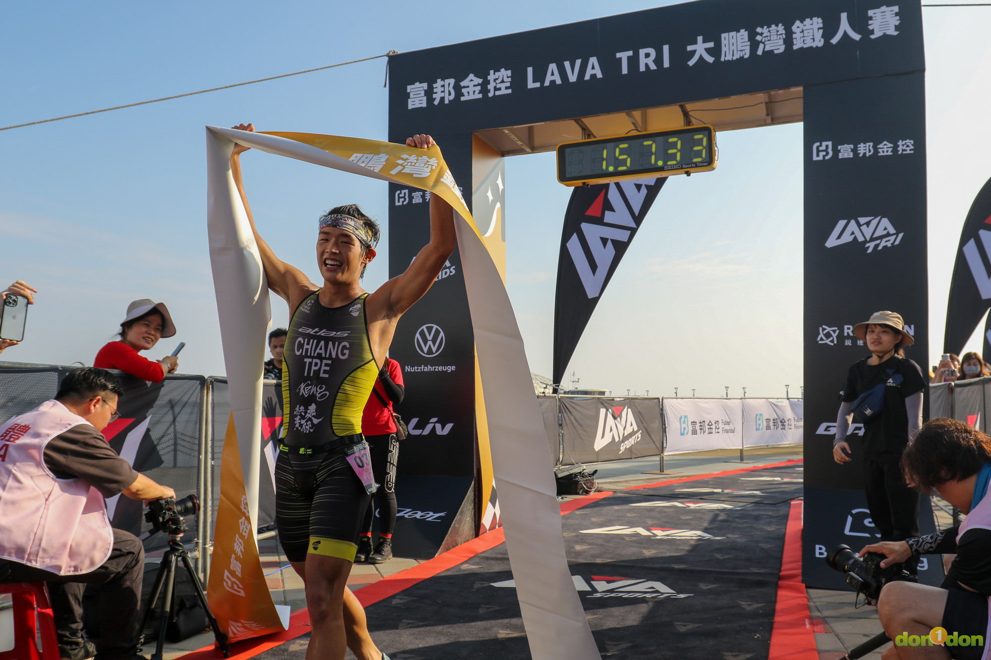 江典祐三項一路領先,以總成績 01:57:34 率先通過終點,拿下大鵬灣男子總冠軍