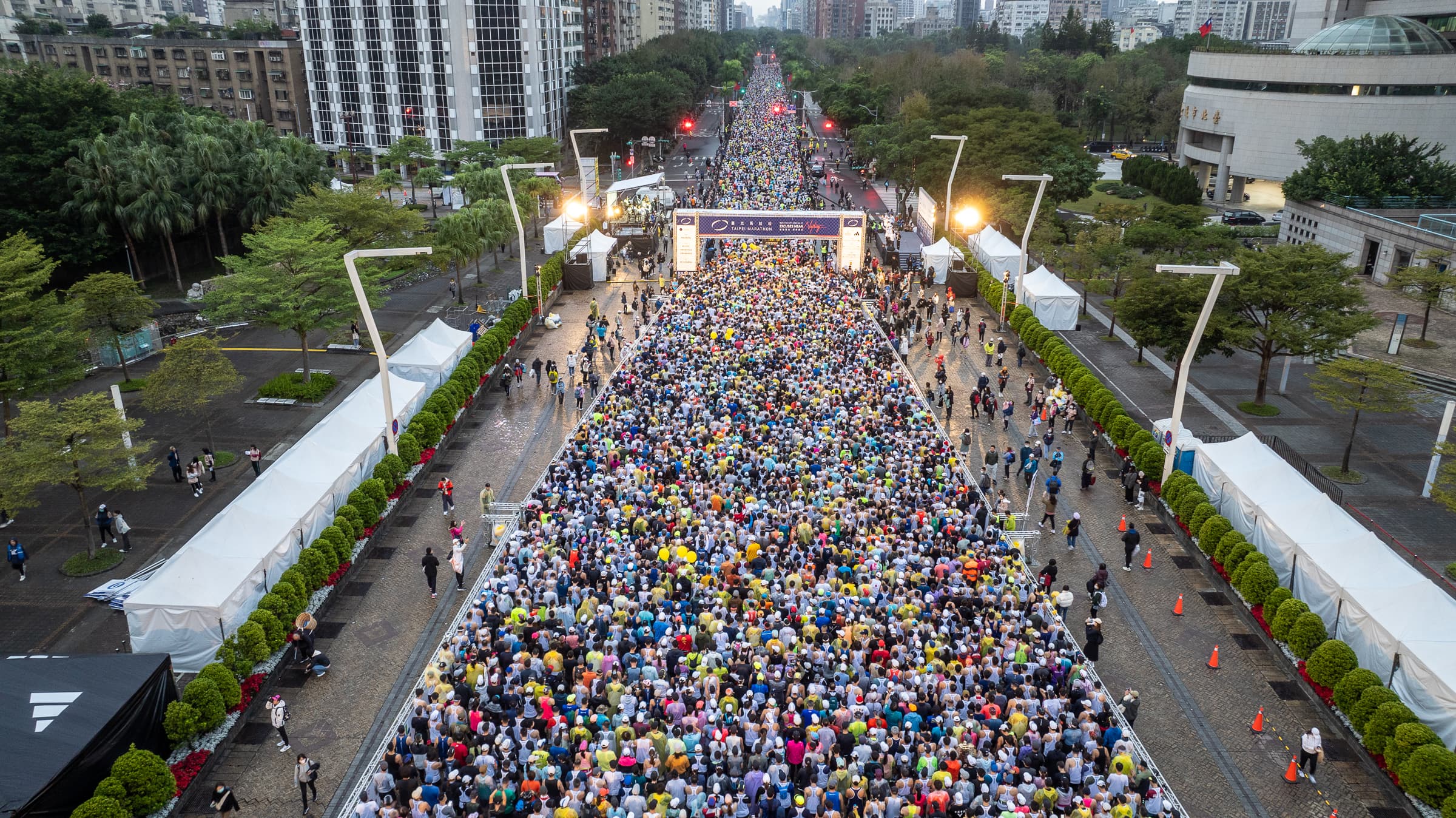 近三萬名跑者仍不畏低溫跑上臺北街頭。圖片來源:路跑協會提供