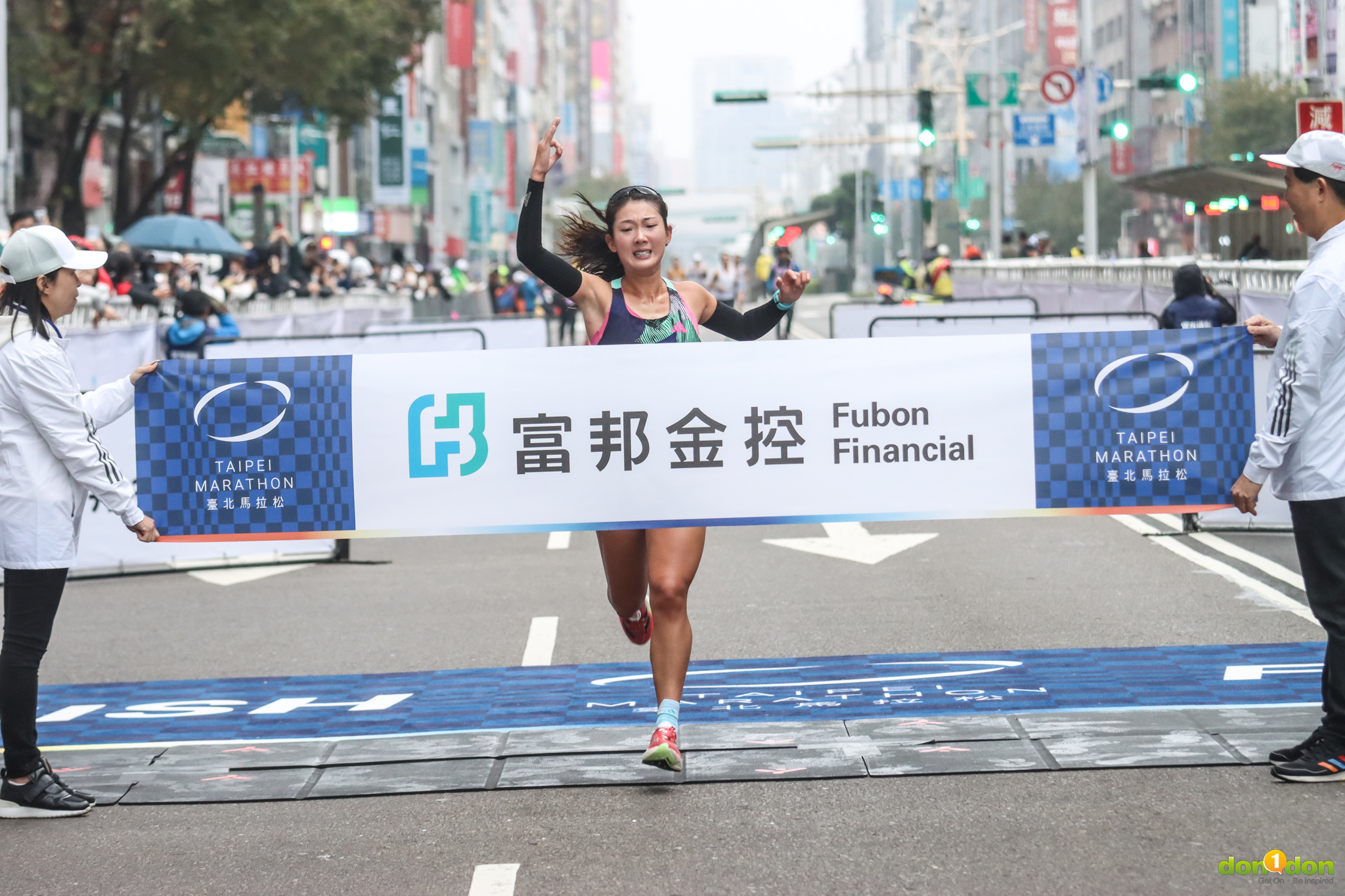 香港選手羅映潮以 1 小時 17 分 45 秒奪下半馬女子組冠軍。攝影:LiEr