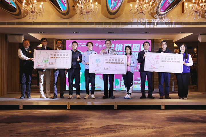 桃園市王明鉅副市長右五帶領選手嘉賓啟動賽事 台灣體育運動競技協會提供
