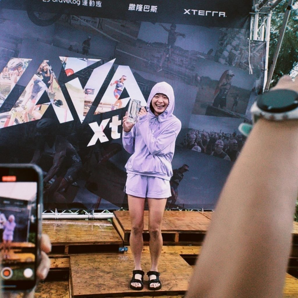 LAVA Xtrail 福隆賽後,林函蓁開心與冠軍啤酒獎盃合影