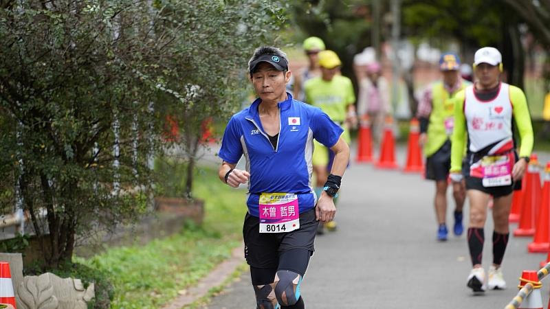 日本木曽哲男是臺北超馬姊妹賽-日本弘前超馬賽的男子冠軍,受邀來臺參賽,以387.518公里獲得48小時男子組第二名。(攝影:張竣淳)