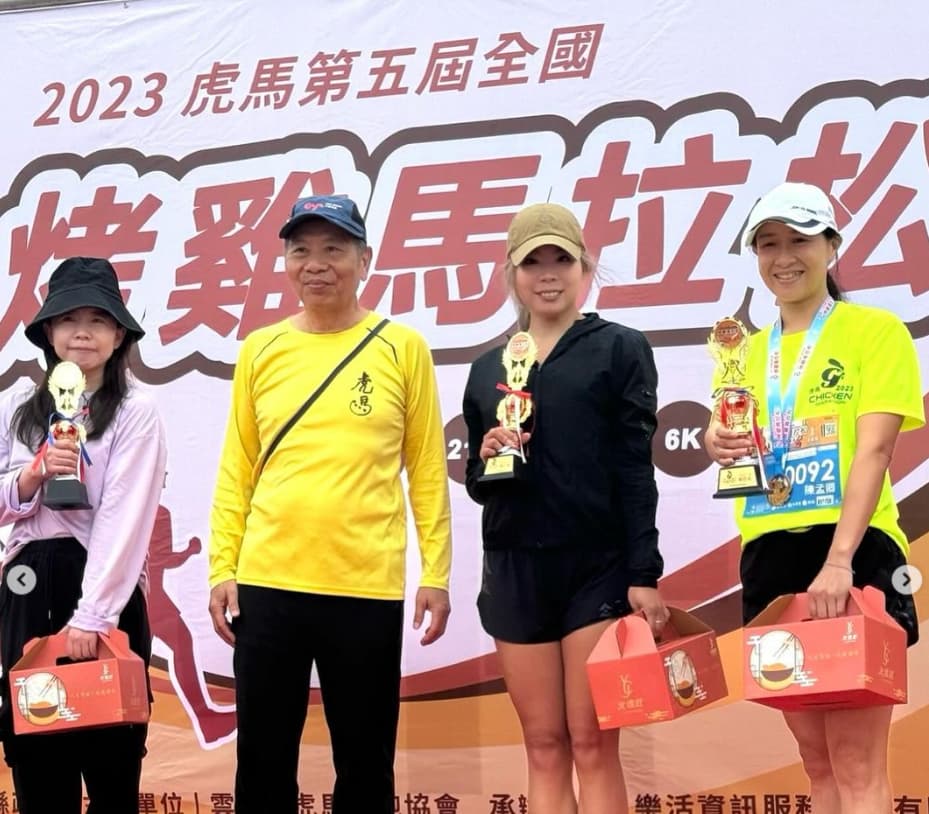 2023烤雞馬 Stacy(右2)拿到分組第三名,獲得獎品「烤雞」一隻,最開心的就是孩子們了!圖片來源:Stacy