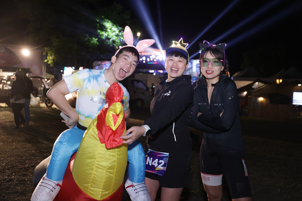 今年更加碼夜跑派對，晚上戴著發光頭飾跑在森林公園的路跑段，點亮了226公里與113公里選手的路。