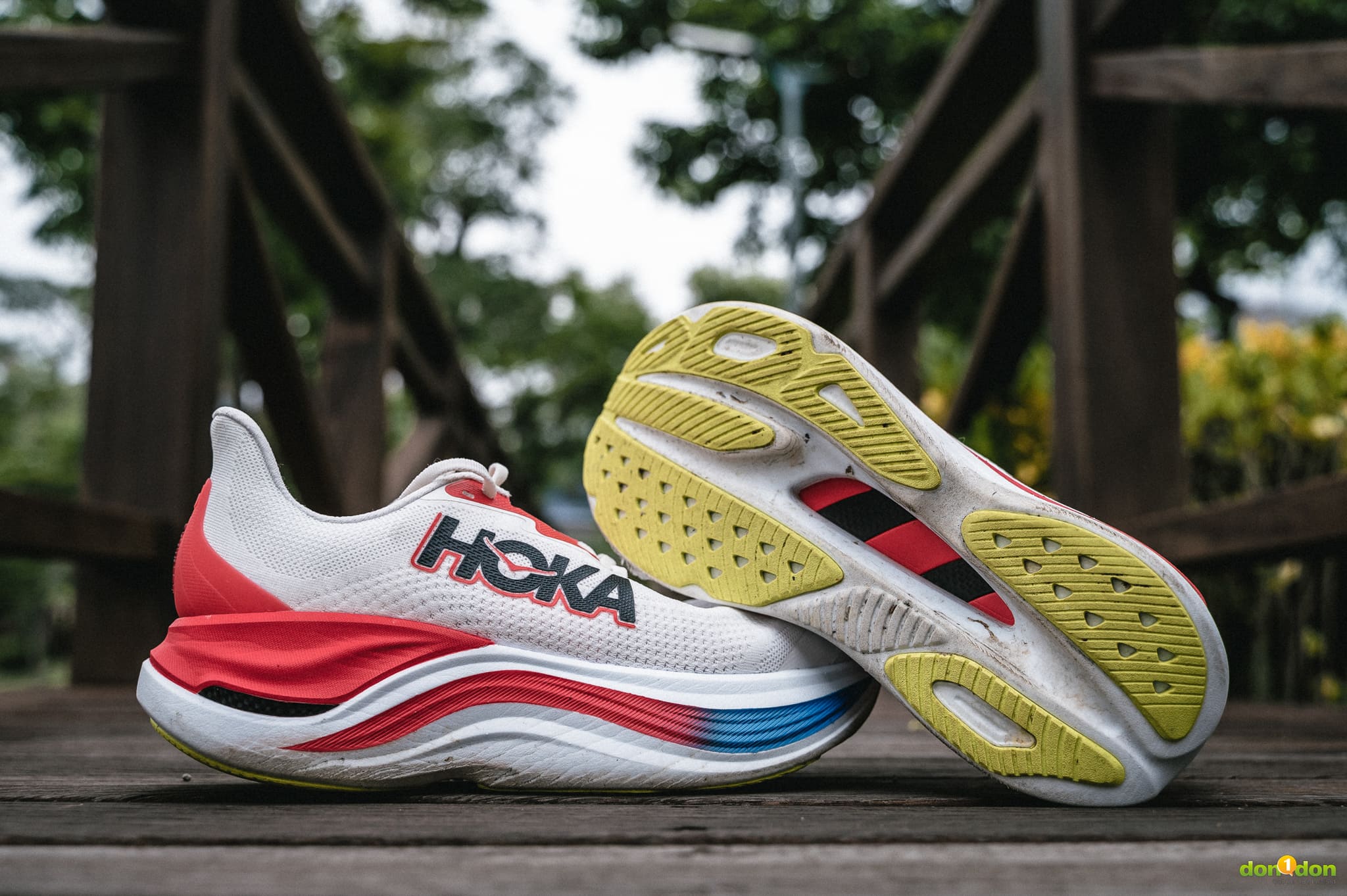 HOKA全新系列SKYWARD X,被稱為2024最強緩震之王,中底厚度超過世界田總規定的40mm,除此之外在諸多設計層面也企圖推翻現今在碳板跑鞋的傳統定義,在跑圈引起話題與討論。