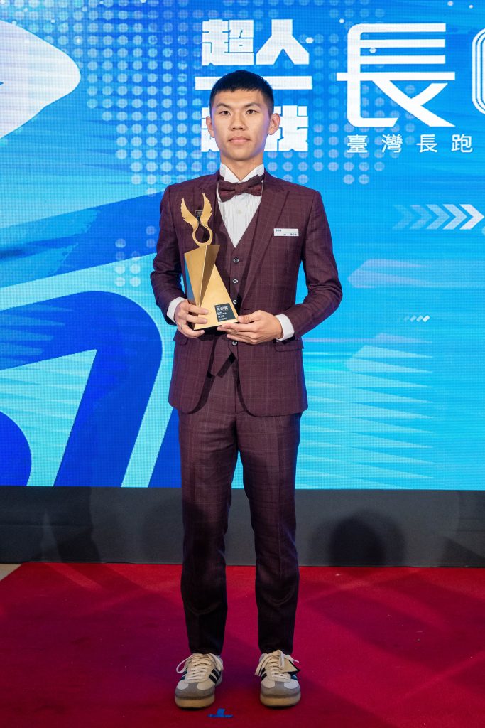 徐立紘在2023年國內與國際賽事都有傑出表現，拿下長明賞「臺灣長跑年度最佳潛力獎」／長明賞提供