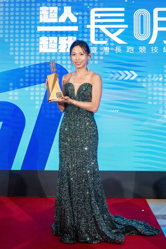 曹純玉以2023全國年度第一傑的優異長跑成績，三度蟬聯長明賞「臺灣年度最佳長跑女子運動員獎」。／長明賞提供