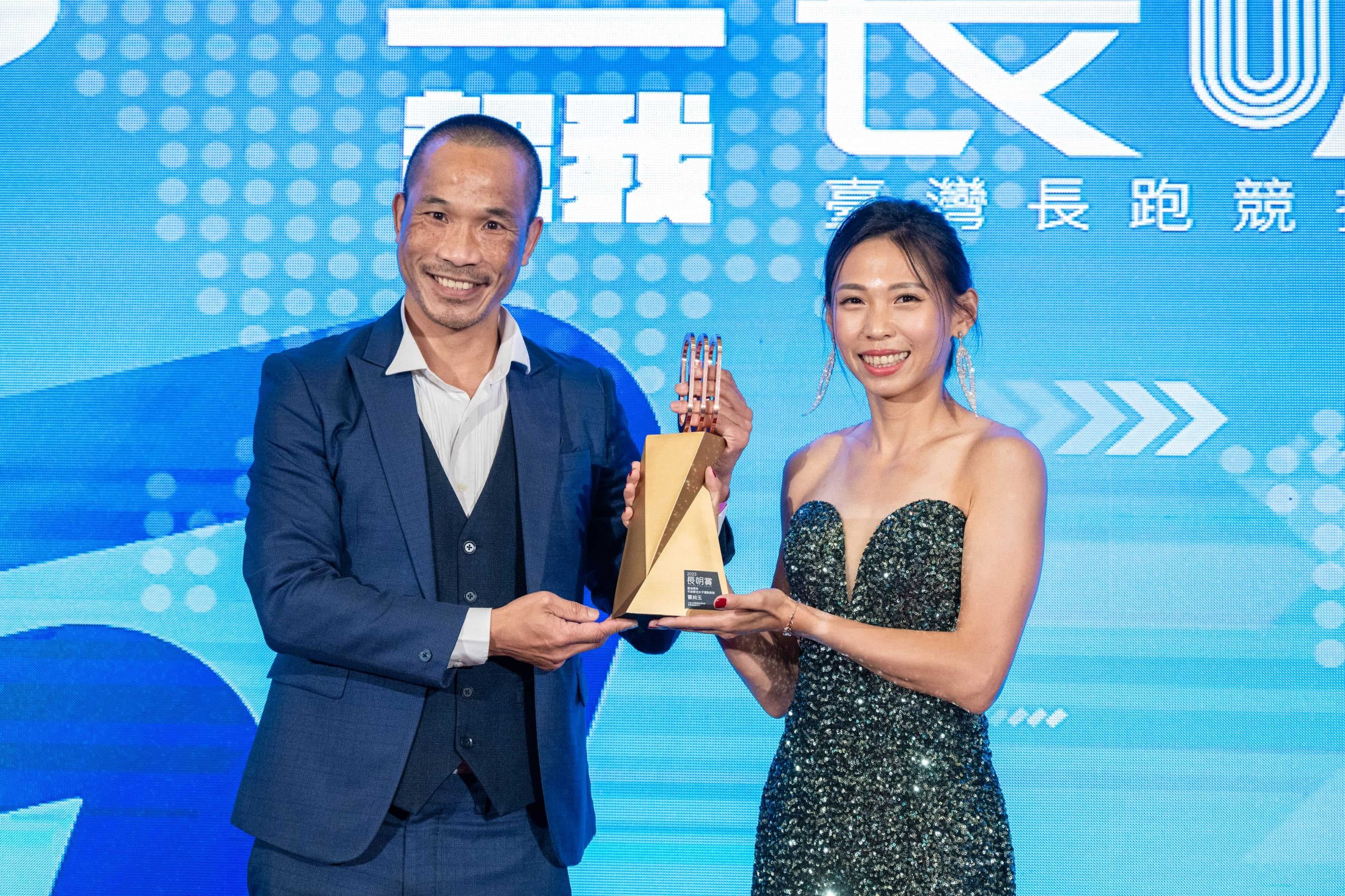 長跑奧運國手吳文騫(左)頒發長明賞「臺灣年度最佳長跑女子運動員獎」予獲獎選手曹純玉(右)／長明賞提供