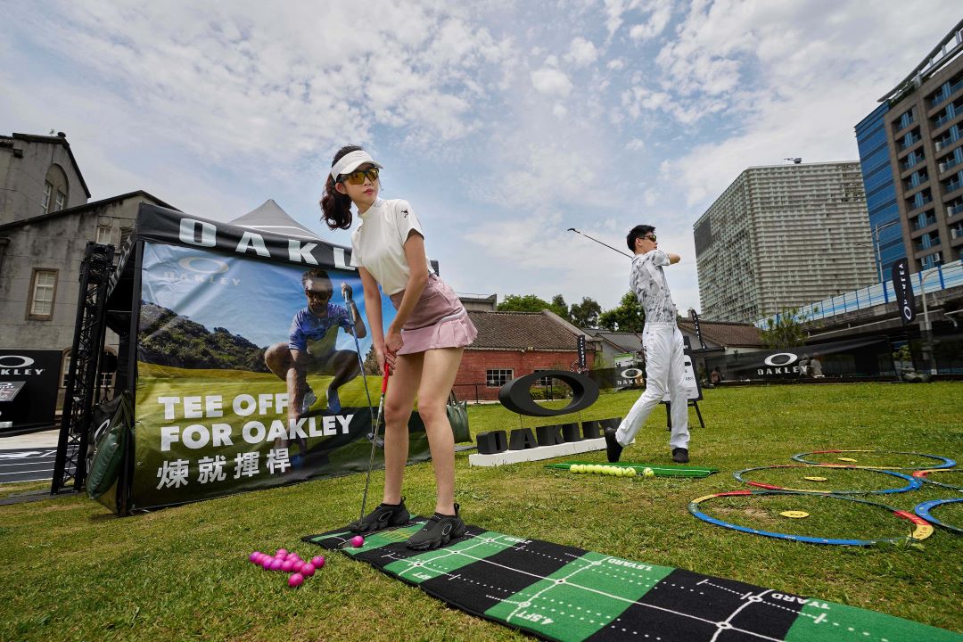Oakley備戰應援場_Zone3 Tee Off for Oakley 煉就揮桿_男生配戴Sphaera™_女生配戴BiSphaera™