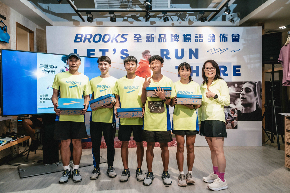 號召跑者加入BROOKS 100K挑戰賽，響應種子培育計劃。(光榮國中田徑隊與BROOKS總經理MEGGIE合照。)
