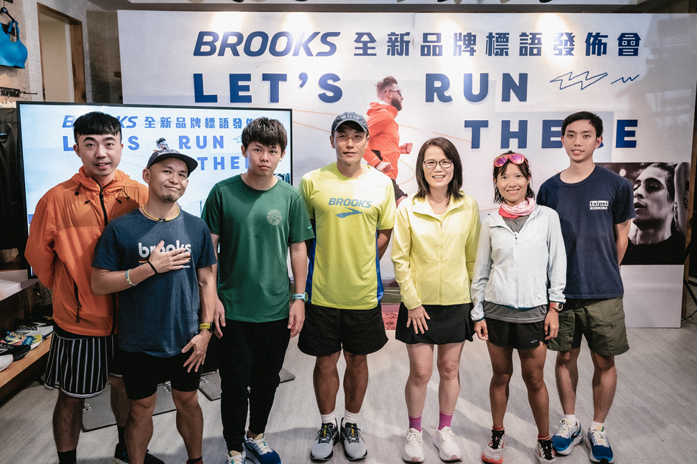 BROOKS啟用全新品牌標語LET'S RUN THERE,各領域跑者紛紛分享下階段的目標。(照片左起勘履者編輯 王浩宇、動一動總編輯 鄭匡寓、BRC總教練鄭瑞竹、光榮國中田徑隊張振旗教練、BROOKS總經理MEGGIE、台灣超馬12H紀錄保持人 林冠汝、及運動筆記 謝文杰。)