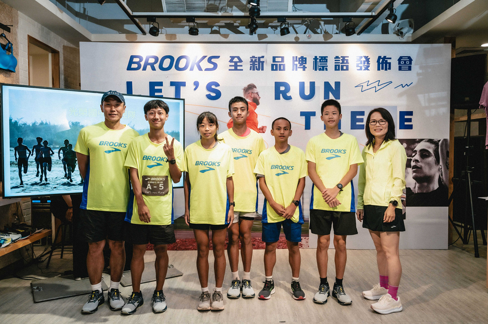 BROOKS TAIWAN向下紮根，持續推動「FUTURE PROJECT未來計劃」。（照片左起：光國國中田徑隊張振旗教練、陽明交通大學呂煇翰、清華大學陳貝漢、三重高中陳子軒、光榮國中戴采潔、及BROOKS總經理MEGGIE.）