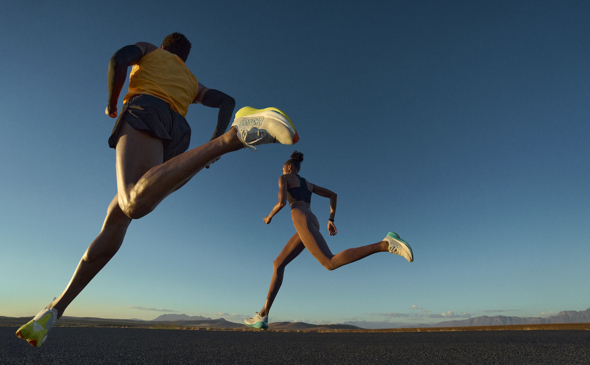 HOKA Mach X 2專為速度訓練設計，翼狀Pebax®板搭配雙層滾動式中底，給予強勁推進力