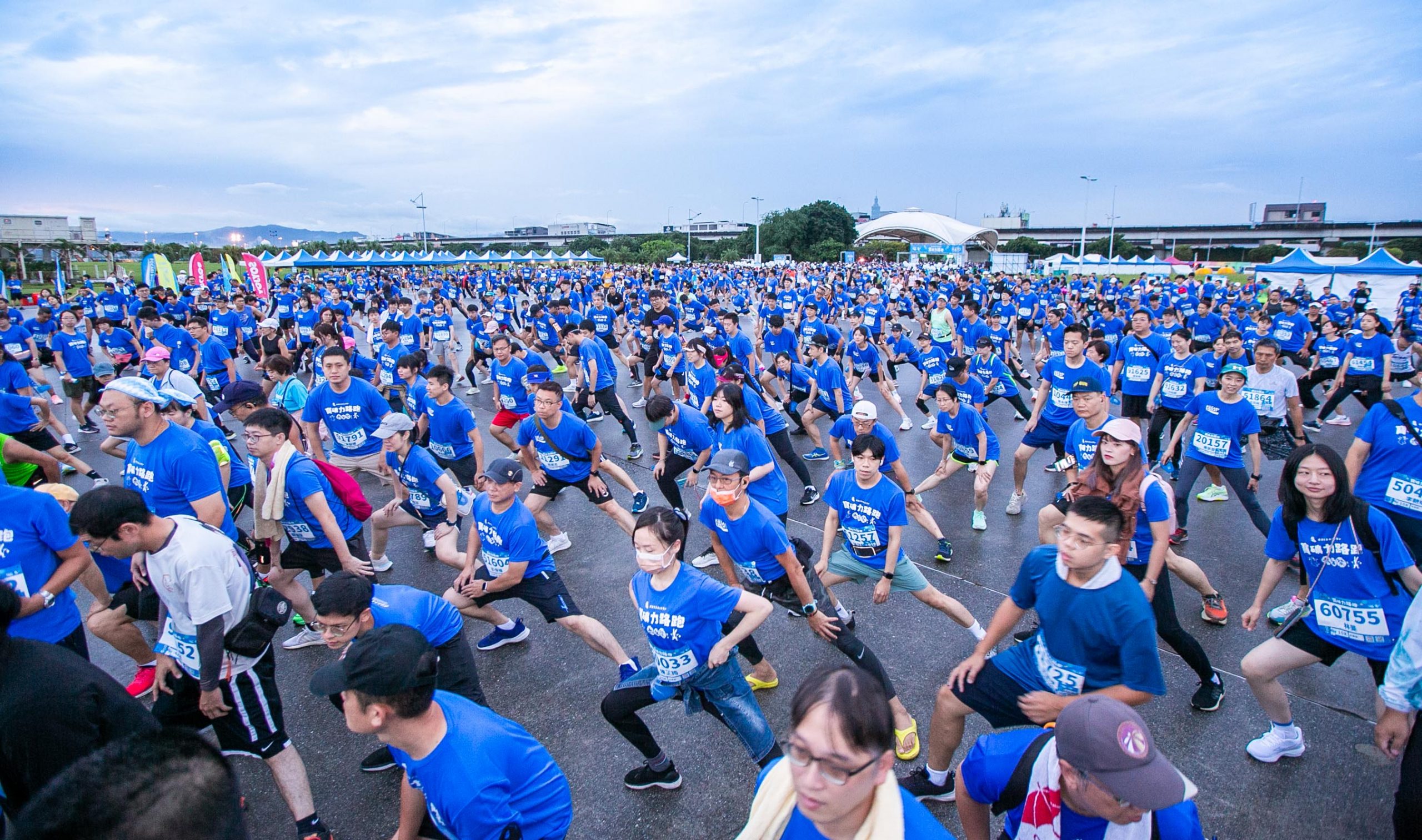 大佳河濱再現藍色人海！寶礦力路跑吸引萬名跑者參賽，Nike Training Club教練帶領賽前暖身，幫助跑者熱血衝出起跑線