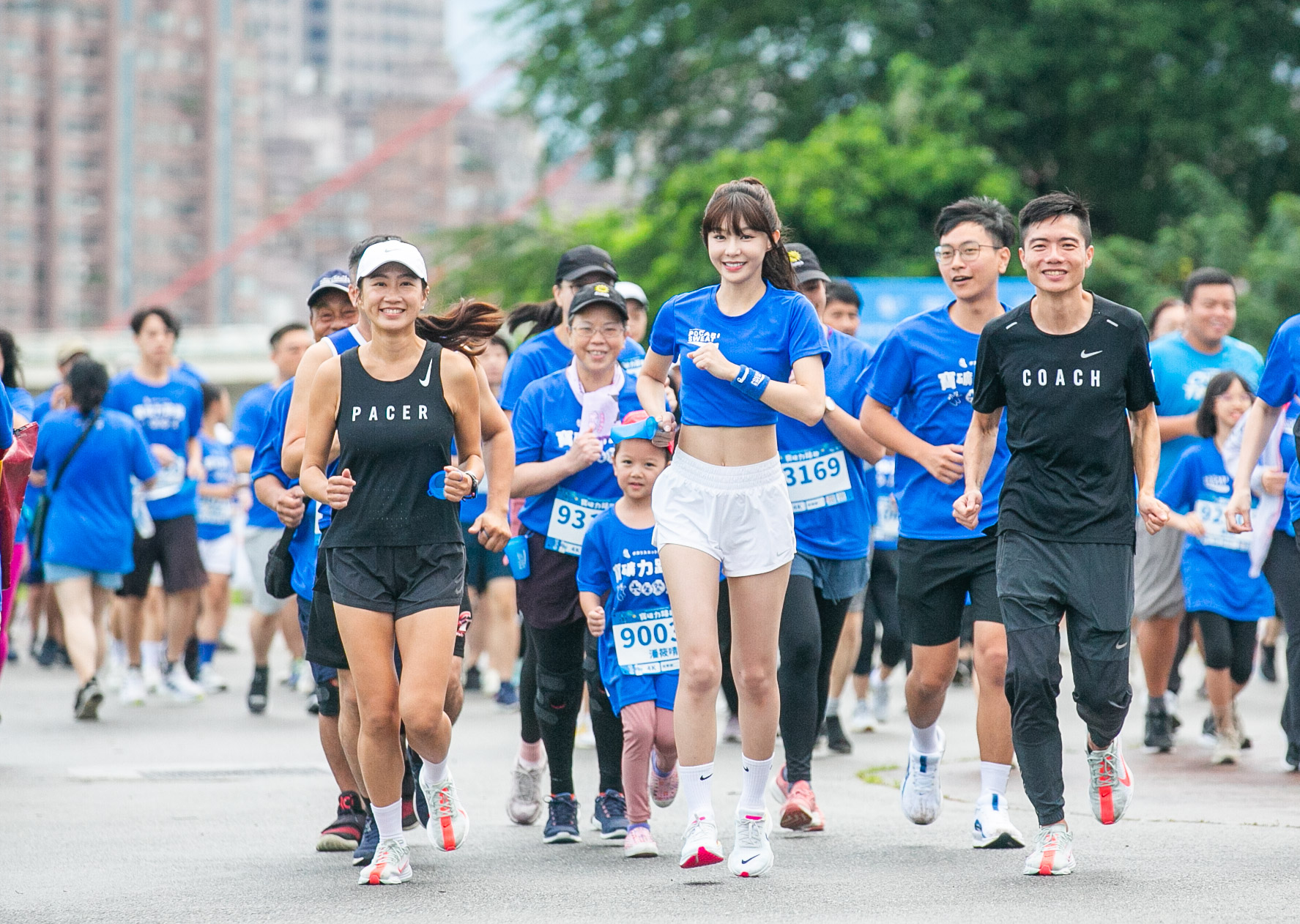 YURI 陳怡叡身穿寶礦力藍服裝，與Nike Run Club教練一同領跑4K組，鼓勵現場跑者一起運動甩汗，熱血應援
