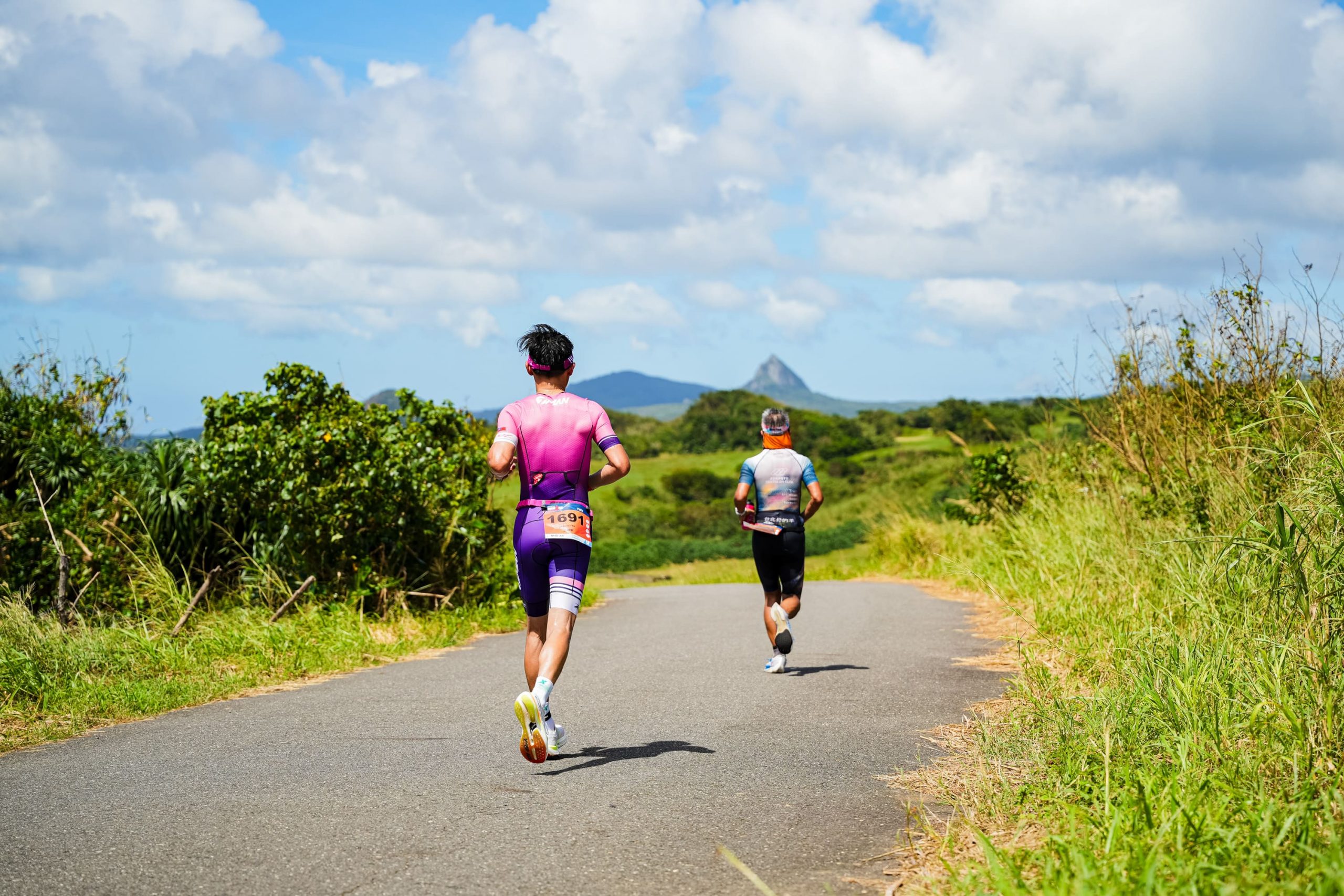 2024 MaiCoin IRONMAN 70.3墾丁國際鐵人三項賽選手跑上籠仔埔草原以及被譽為最美公路的風吹砂