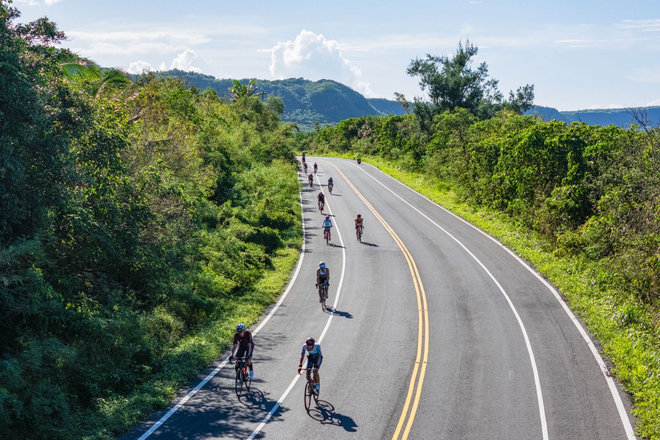 2024 MaiCoin IRONMAN 70.3墾丁國際鐵人三項賽鐵人選手沿著台26線馳騁於海天一線的蔚藍美景