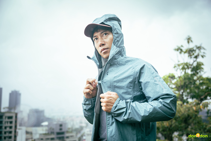 輕盈的 Bonatti 防水外套， 250 公克的防風防水外套，著重舒適與透氣，其中Advanced Skin Dry 技術可完全阻擋雨、風和雪，同時達成吸濕排汗效果。其中胸口有一處鈕扣，可將外套作輕微的閉合，讓跑動過程更能有效透氣、同時又不會被風雨吹翻外衣。彥博非常喜歡這款外套的設計與舒適感。