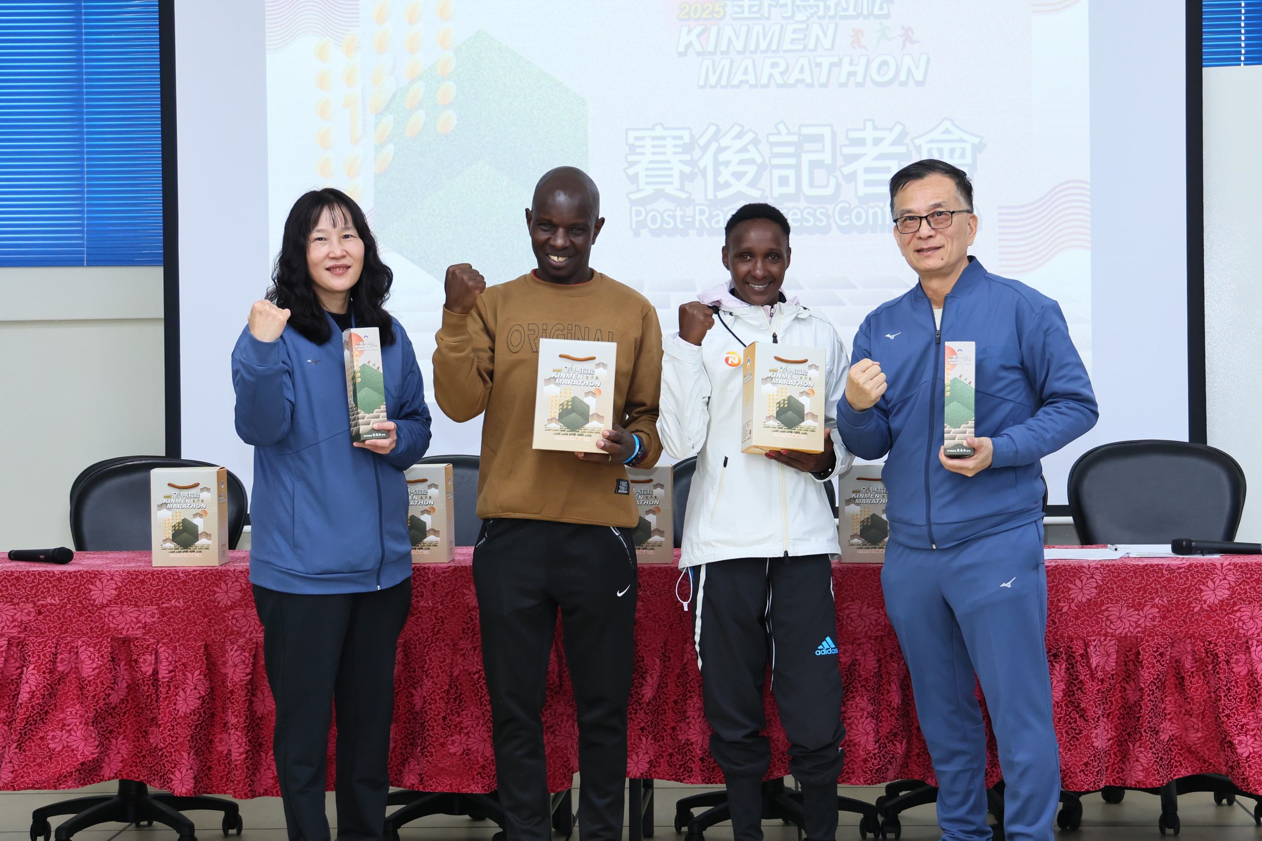 全馬男子組第一名肯亞選手 Joseph MwangiNgare(左2)、全馬女子組第一名 Jemimah Wayua Musau(左3)。圖片提供：中華民國路跑協會