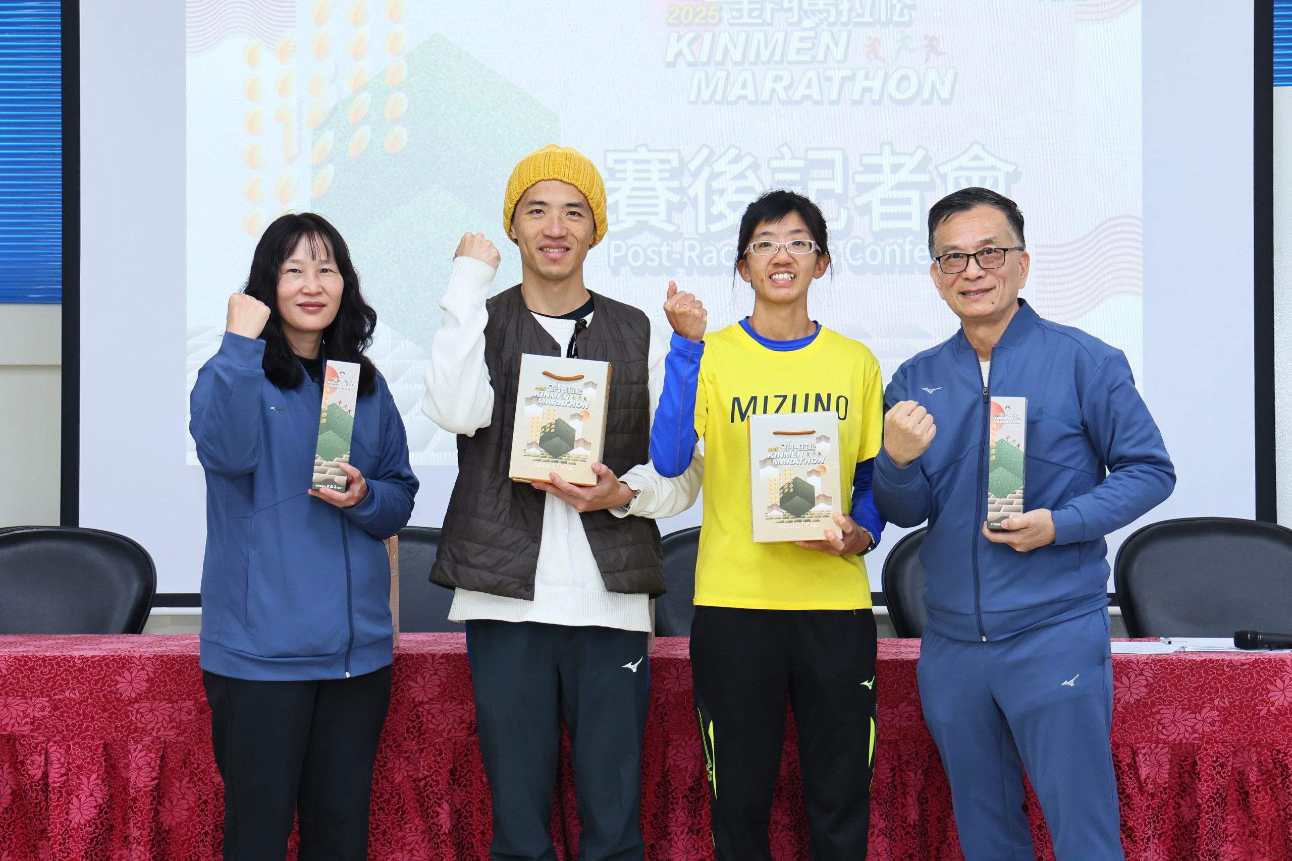 全馬男子組國內第一名、總排第九名：張景敦(左2)、全馬女子組國內第一名、總排第四名朱盈穎(左3)。圖片提供：中華民國路跑協會