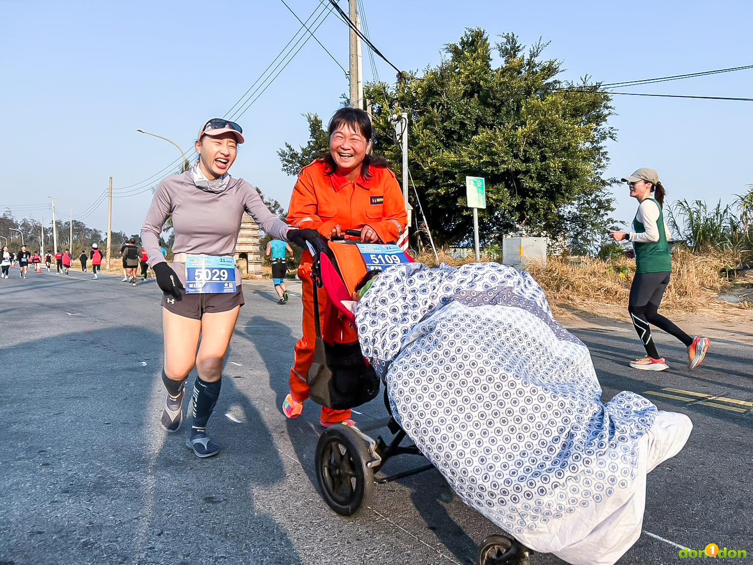 「鋼鐵媽咪」小比媽，今年也帶著極重度腦麻兒小比一起跑上金門馬
