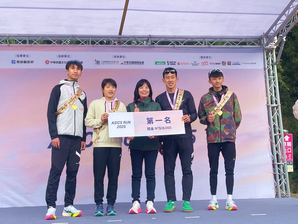 照片 ASICS META (左起):楊皓評、張綺文、謝玉真總經理、張團畯、江彥綸