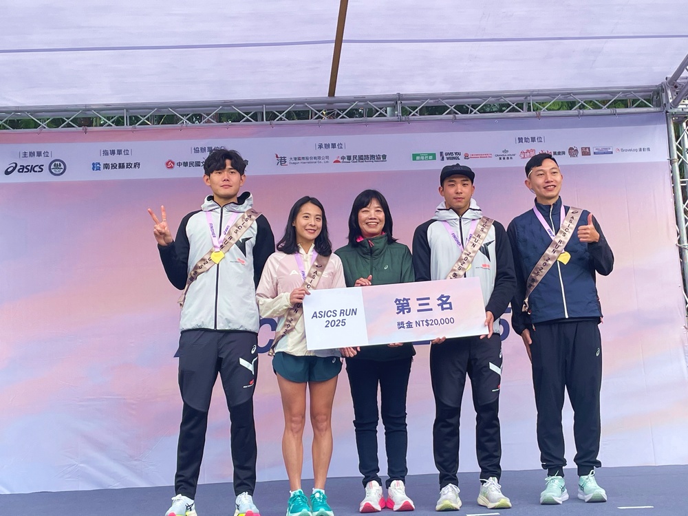 照片 ASICS SPEED (左起):周鴻宇、吳語喬、謝玉真總經理、張家豪、曾廷瑋