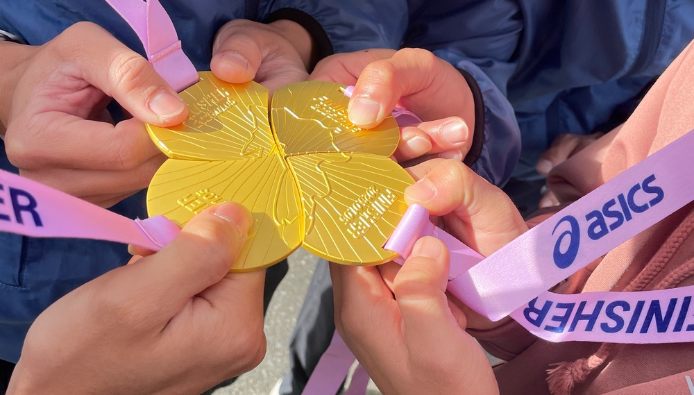 完成接力賽的四面獎牌,可以拼湊出比賽路線的地圖