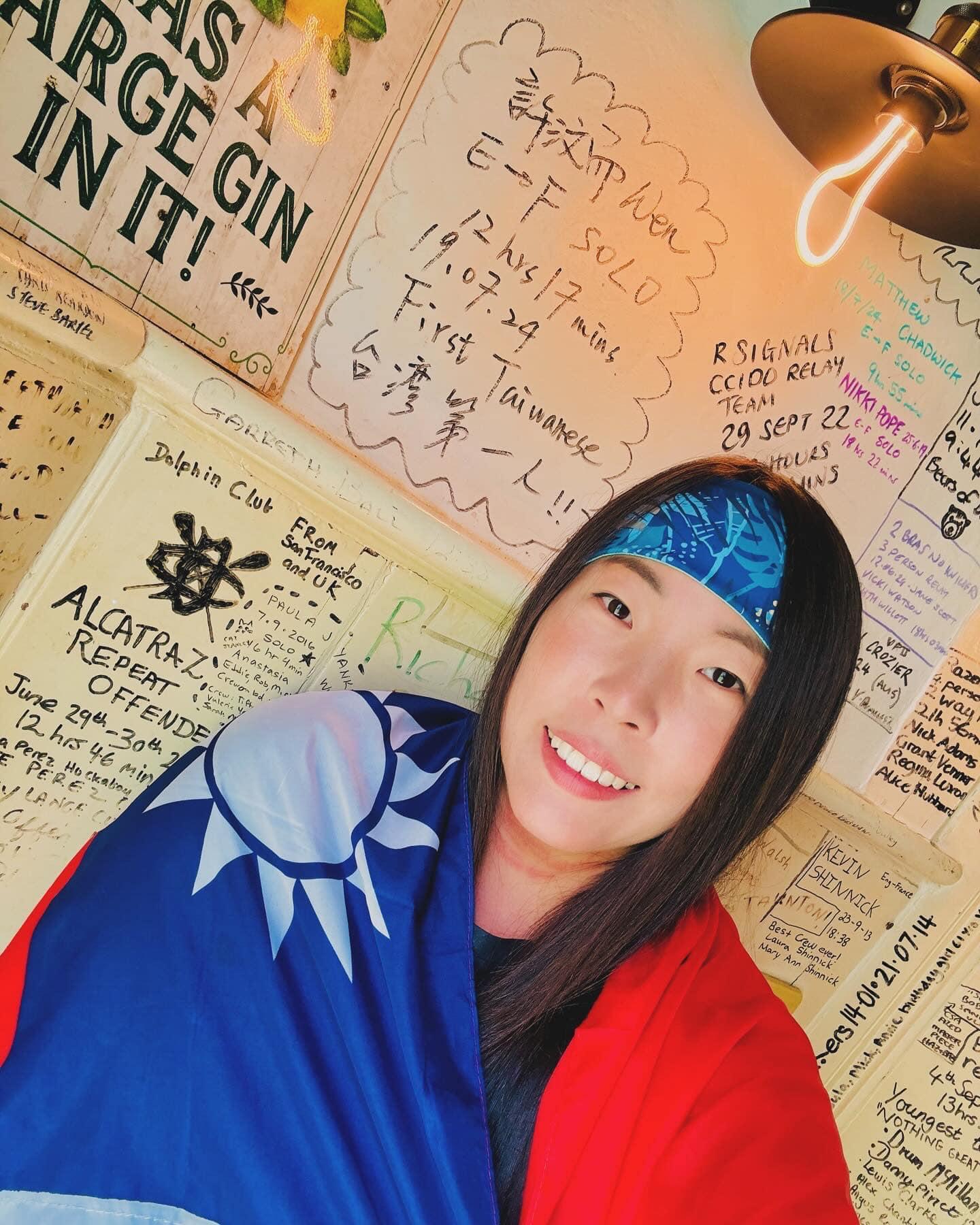 許汶而在完成橫渡英吉利海峽,身披臺灣國旗、在牆上簽下「E→F SOLO、First Taiwanese台灣第一人」希望藉由海泳讓臺灣被世界看見!(圖片來源:許汶而 Wen's Swimming Club)