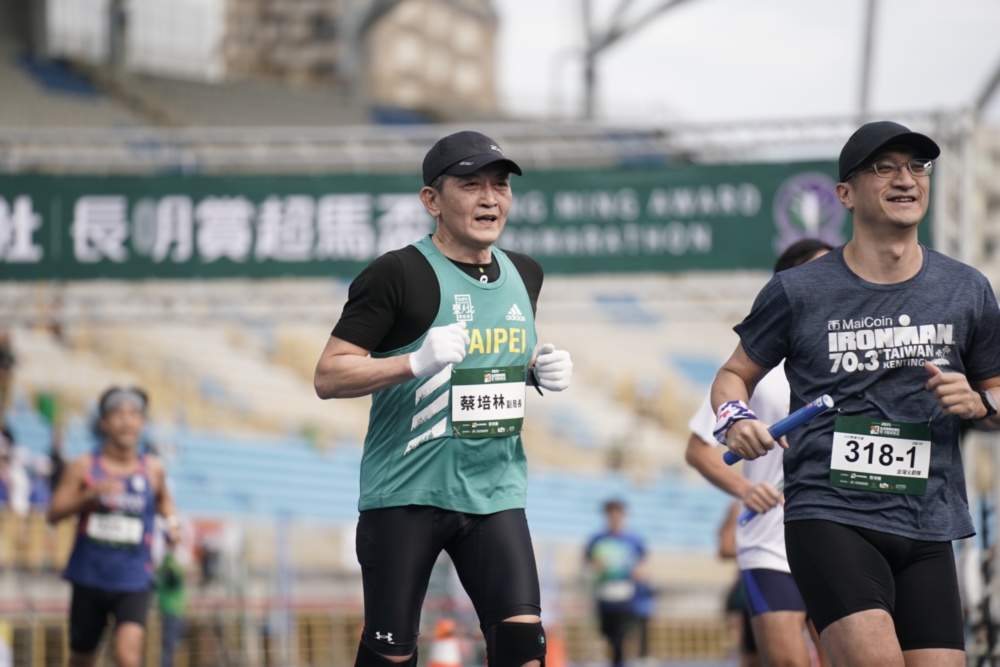 臺北市政府體育局副局長蔡培林除參與鳴槍，也親自參加接力賽與選手同樂